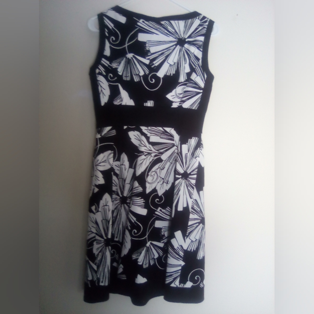 TAHARI ARTHUR LEVINE Floral Black and White Sleeveless Dress SIZE 4 - Picture 8 of 8